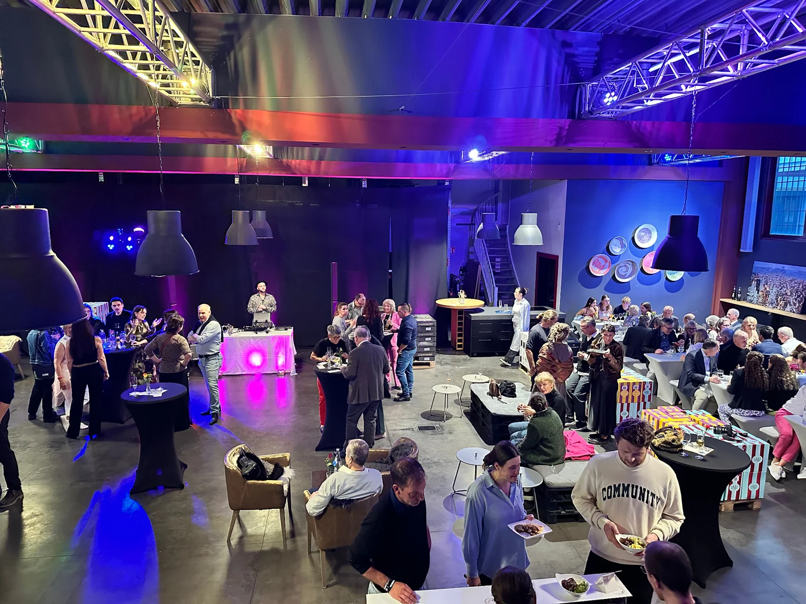 Firmenevent mit Catering und Gästen in der ISANGA Lounge Augsburg