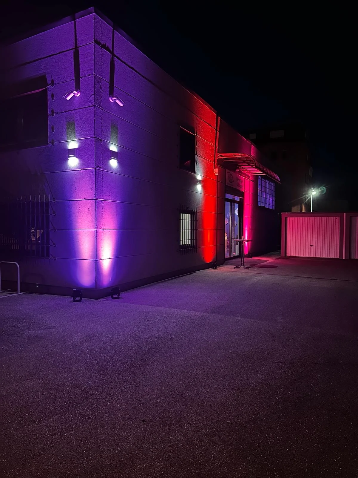 Beleuchteter Eingang der ISANGA Lounge Augsburg