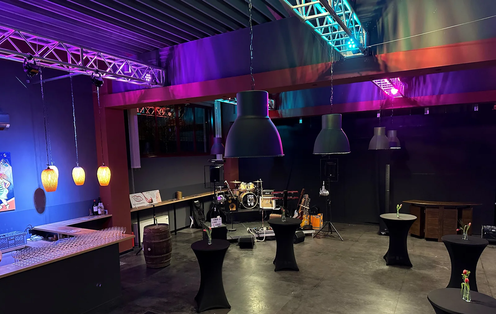 Bühne für Live-Musik in der ISANGA Lounge