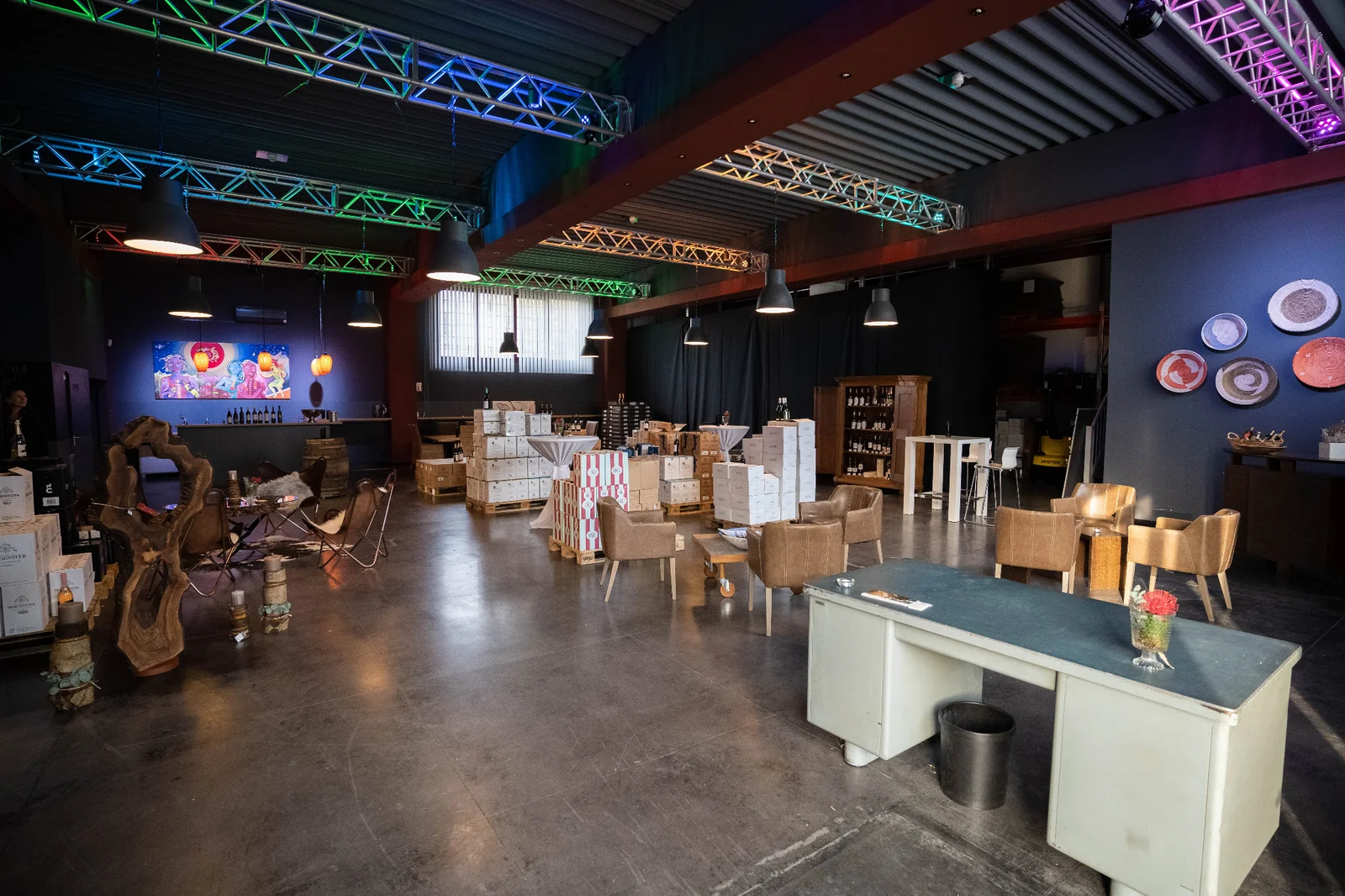 Großzügiger Innenraum der ISANGA Lounge Augsburg