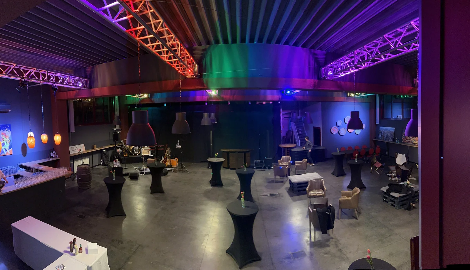 Offene Eventfläche mit Bühne und Stehtischen für Kundenevents in Augsburg