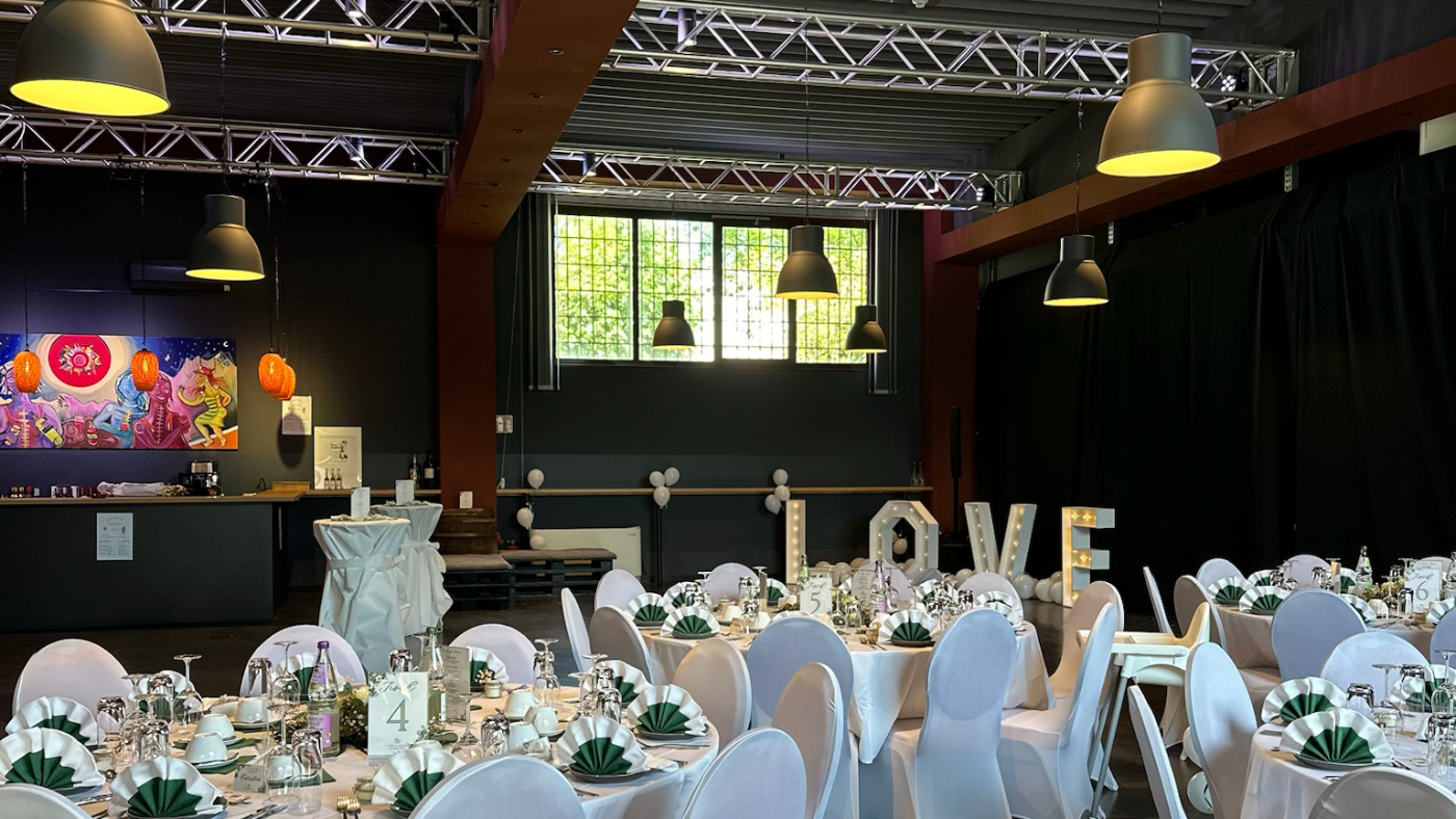 Festlich gedeckter Hochzeitstisch in der ISANGA Lounge Augsburg