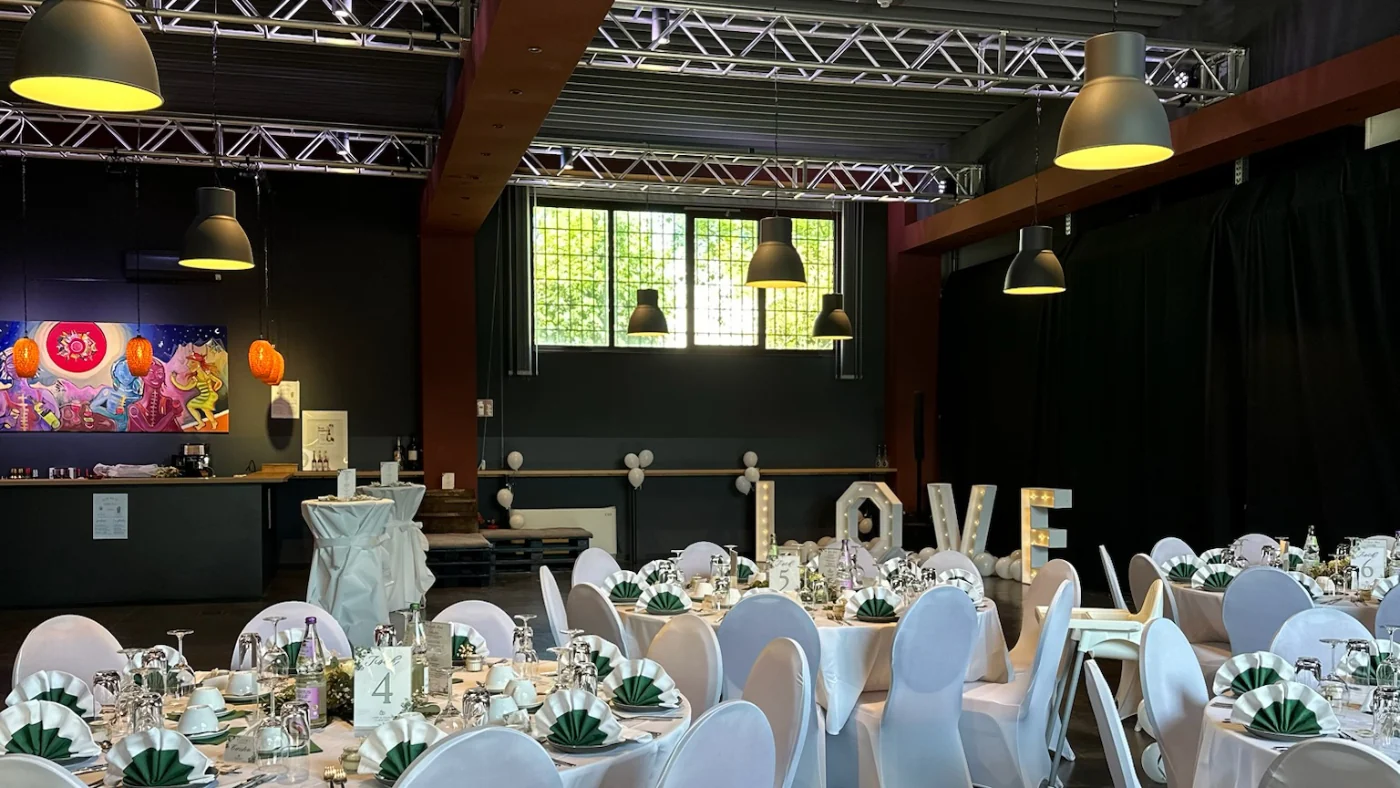Festlich gedeckte Hochzeit in der ISANGA Lounge Augsburg