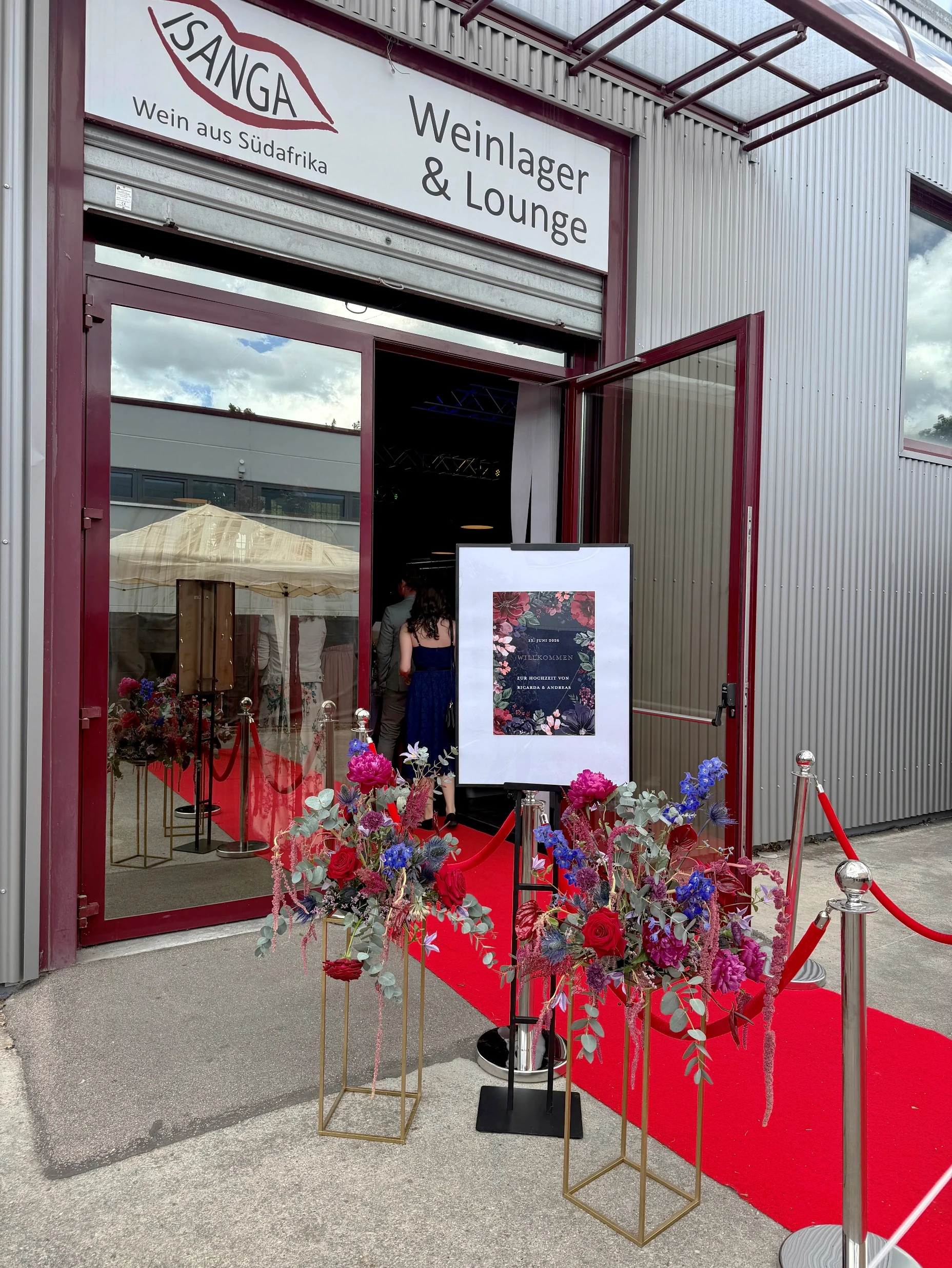 Festlich gestalteter Eingangsbereich der ISANGA Lounge für eine Hochzeit
