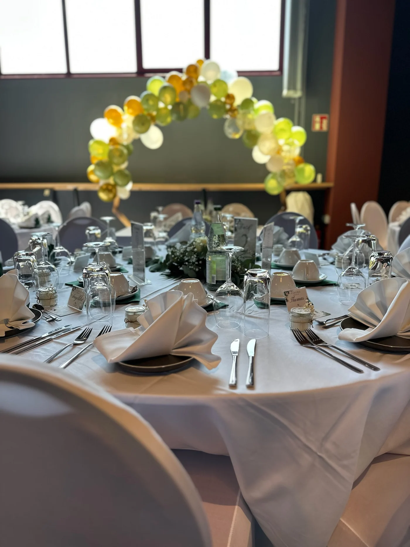Festlich gedeckter Hochzeitstisch in der ISANGA Lounge