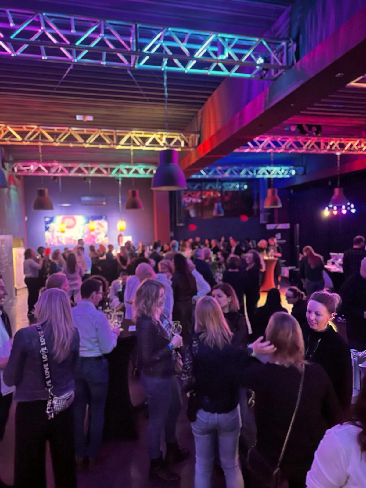 Gäste bei einer privaten Feier in der ISANGA Lounge Augsburg
