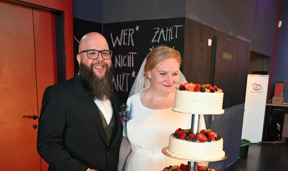 Brautpaar vor der Hochzeitstorte in der ISANGA Lounge