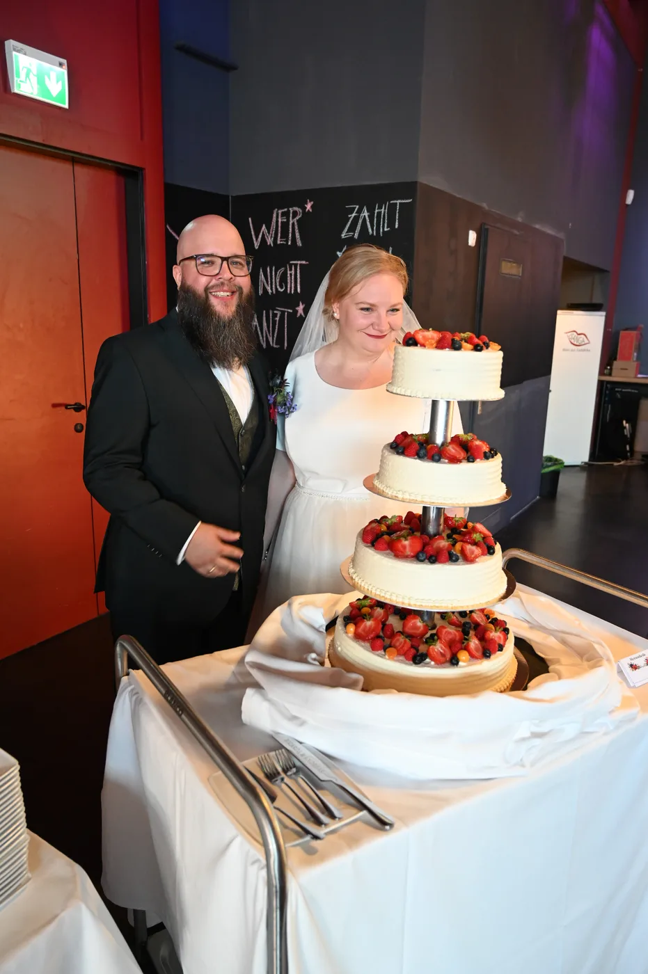 Beleuchtete LOVE-Buchstaben bei einer Hochzeit in der ISANGA Lounge