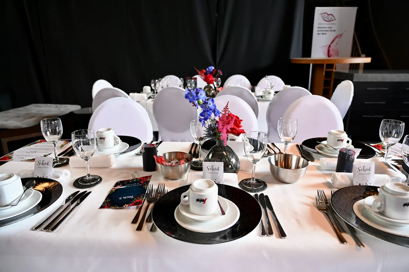 Gedeckter Hochzeitstisch in der ISANGA Lounge