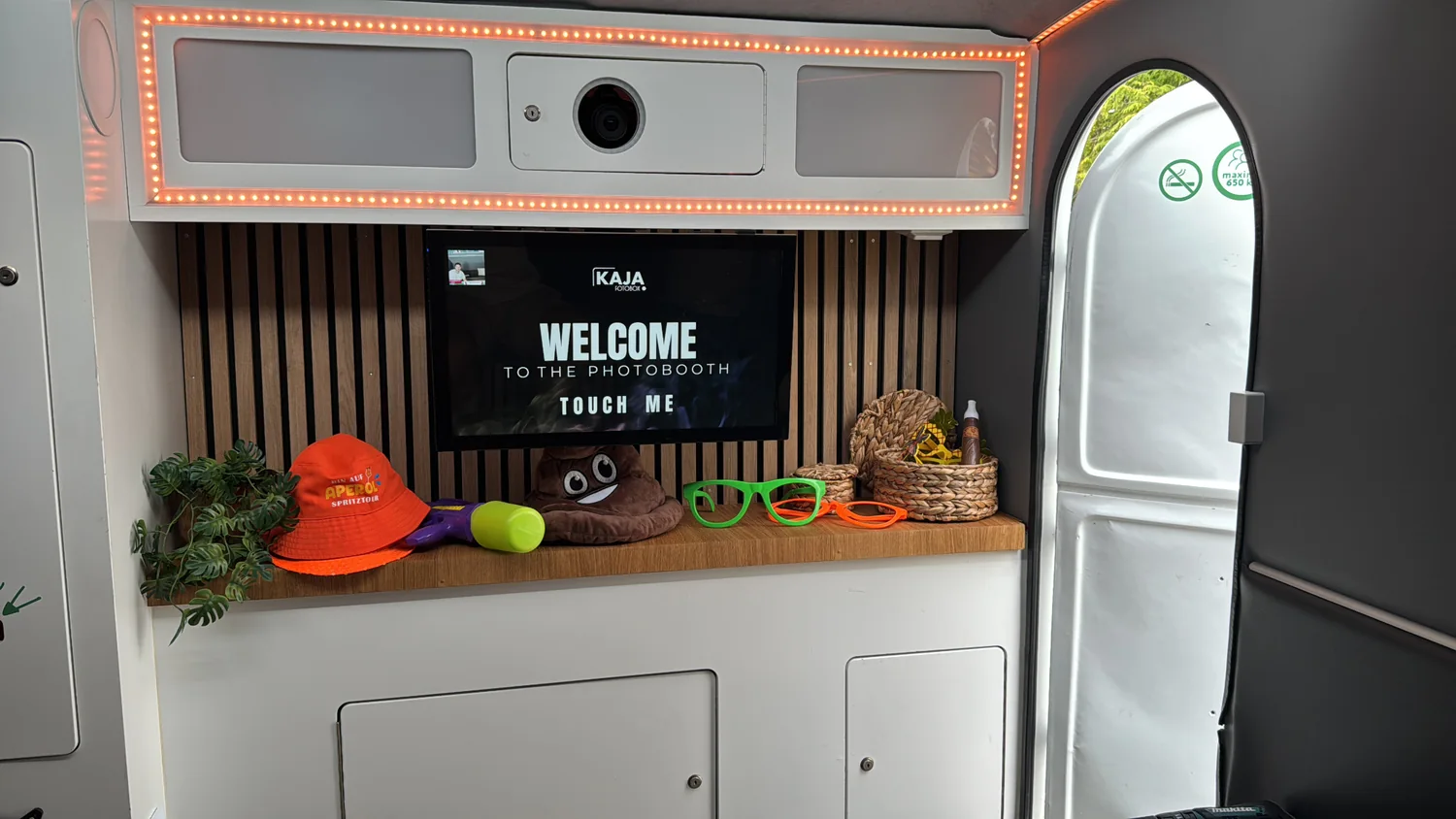 KAJA Fotobox im Caravan mit Bildschirm und Requisiten