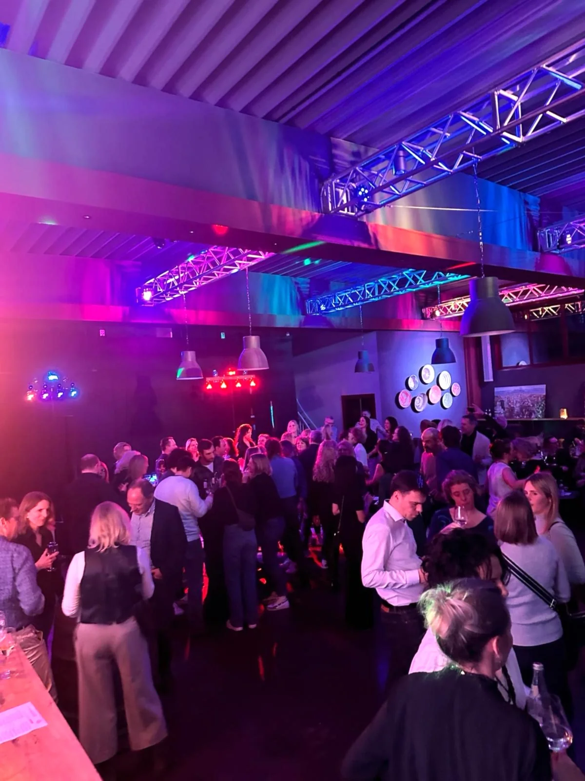 Gäste bei einer stimmungsvollen Firmenfeier in der ISANGA Lounge Augsburg