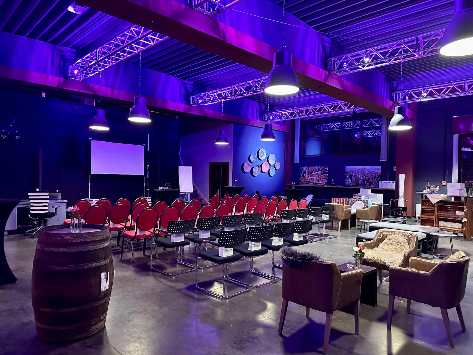 Workshop-Bestuhlung mit Leinwand in der ISANGA Lounge Augsburg
