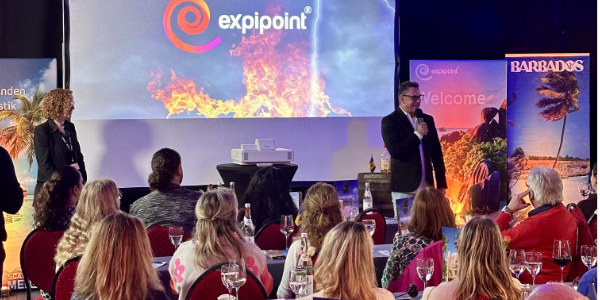 Firmenfeier in Augsburg mit Präsentation und Publikum in moderner Eventlocation