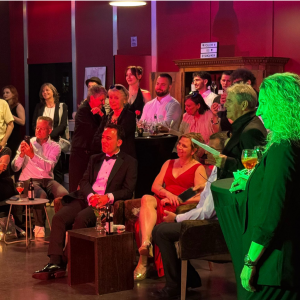 Gäste bei Networking und Firmenevent in moderner Eventlocation Augsburg