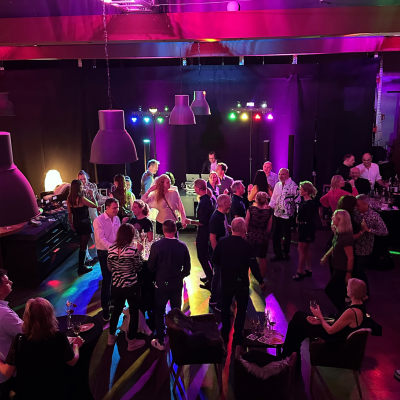Firmenveranstaltung mit Bühne und Publikum in der Isanga Lounge Augsburg
